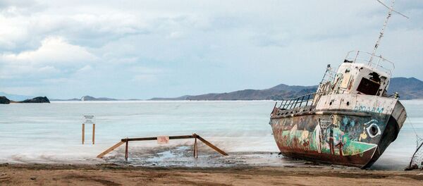 Um barco antigo na margem da ilha Olhon - Sputnik Brasil