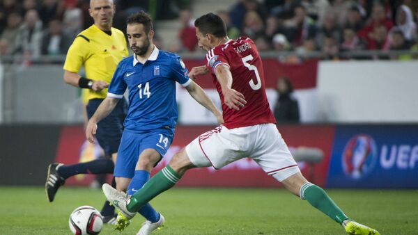 Ioannis Fetfatzidis, da Grécia, e Leando di Almeida, da Hungria, durante partida das eliminatórias da Euro-2016. - Sputnik Brasil