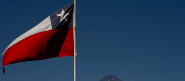 Bandeira do Chile com o vulcão Villarica ao fundo. - Sputnik Brasil