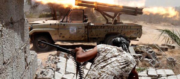 Tropas líbias em combate com militantes do Daesh em Sirte Tropas líbias em combate com militantes do Daesh em Sirte - Sputnik Brasil