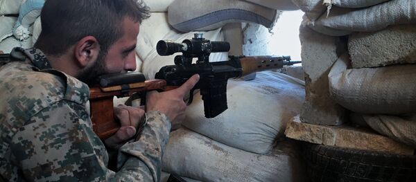 Um soldado do exército sírio na linha de frente perto da escola de logística militar no sul de Aleppo - Sputnik Brasil