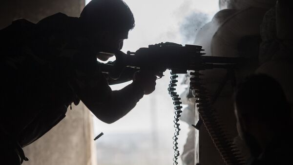 Um soldado do Exército Árabe da Síria é visto aqui em uma área residencial de Aleppo, uma cidade dividida pela linha de frente - Sputnik Brasil