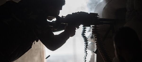 Um soldado do Exército Árabe da Síria é visto aqui em uma área residencial de Aleppo, uma cidade dividida pela linha de frente - Sputnik Brasil