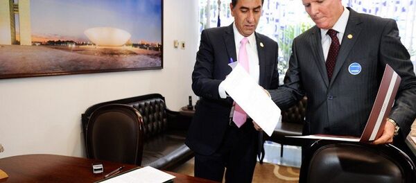 O advogado da acusação João Berchmans (D) entregou o documento à Secretaria-Geral da Mesa do Senado - Sputnik Brasil