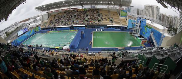 Piscinas do Parque Aquático Maria Lenk muda de cor azul para verde - Sputnik Brasil