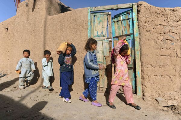 Crianças desalojadas passeiam no campo de refugiados no oeste de Cabul, Afeganistão, março de 2012 - Sputnik Brasil