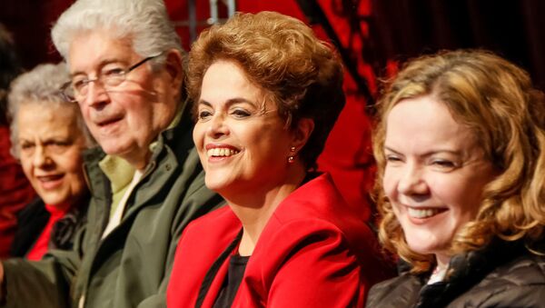 Dilma Rousseff com senadores no Paraná - Sputnik Brasil