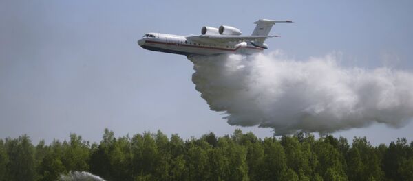 Avião russo do Ministério russo para Situações de Emergência Be-200 durante treinamentos - Sputnik Brasil