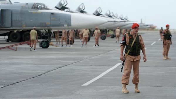 Militares russos na base aérea Hmeymim na Síria - Sputnik Brasil