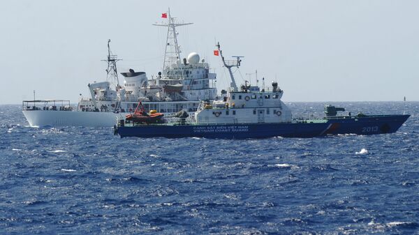 Navios de guarda costeira da China e do Vietnã no local disputado do mar do Sul da China, maio de 2014 (foto de arquivo) - Sputnik Brasil
