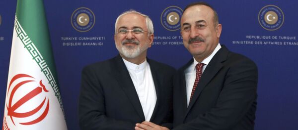 Ministros das Relações Exteriores iraniano e turco, Mohammad Javad Zarif e Mevlut Cavusoglu, durante o encontro bilateral em Ancara, Turquia, 12 de agosto de 2016 - Sputnik Brasil