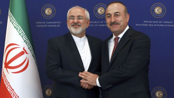 Ministros das Relações Exteriores iraniano e turco, Mohammad Javad Zarif e Mevlut Cavusoglu, durante o encontro bilateral em Ancara, Turquia, 12 de agosto de 2016 - Sputnik Brasil