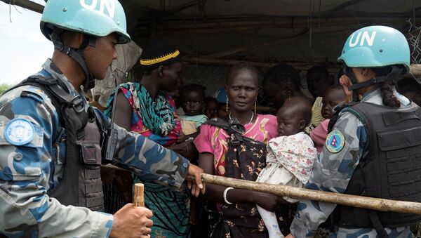 Soldados das Nações Unidas controlam distribuição de alimentos para refugiados do Sudão do Sul - Sputnik Brasil