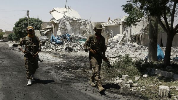 Combatentes das Forças Democráticas da Síria passam edifícios destruídas na cidade de Manbij - Sputnik Brasil