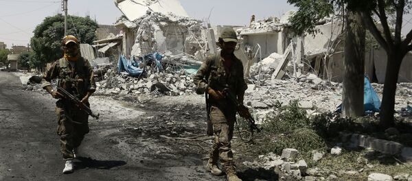 Combatentes das Forças Democráticas da Síria passam edifícios destruídas na cidade de Manbij - Sputnik Brasil