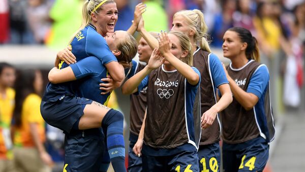 Suecas comemoram após vitória sobre americanas nas quartas de final das Olimpíadas - Sputnik Brasil