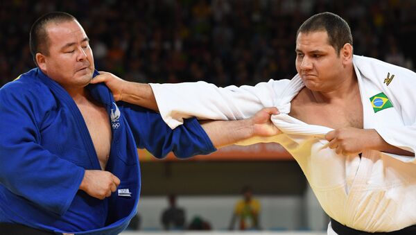 Rafael Silva lutando contra Abdullo Tangriev, do Uzbequistão, na categoria acima de 100kg - Sputnik Brasil