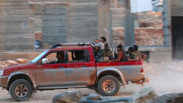 Fighters of the Syrian Islamist rebel group Jabhat Fateh al-Sham, the former al Qaeda-affiliated Nusra Front, ride on a pick-up truck in the 1070 Apartment Project area in southwestern Aleppo, Syria August 5, 2016 - Sputnik Brasil