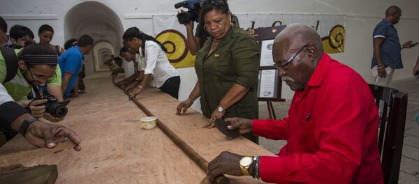 Jose Cueto Castelar enrola o charuto para o aniversário de 90 anos de Fidel Castro - Sputnik Brasil