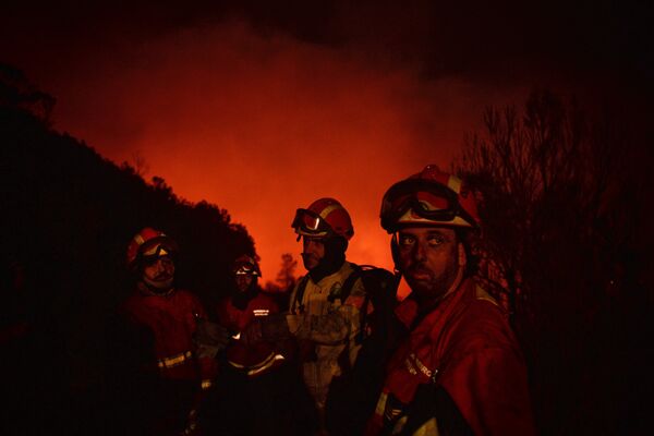 Bombeiros portugueses no combate às chamas  - Sputnik Brasil