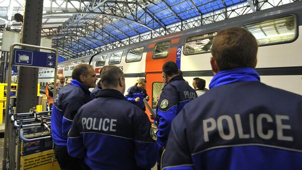 Polícia em plataforma de trem na Suíça (foto de arquivo) - Sputnik Brasil