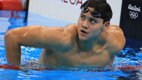 O nadador Joseph Schooling conseguiu arrancar o ouro do seu rival norte-americano Michael Phelps no sábado (13), na final masculina de 100 metros borboleta dos Jogos Olímpicos no Rio de Janeiro. - Sputnik Brasil