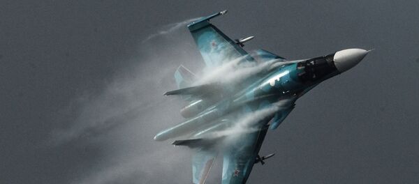 Su-34 é um caça-bombardeiro russo avançado. Su-34 foi projetado inicialmente para ataque contra alvos terrestres e navais, assim como para reconhecimento aéreo. - Sputnik Brasil