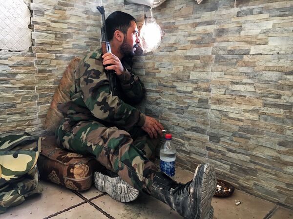 Soldado do Exército sírio fica na posição durante contra-ofensiva no sudoeste de Aleppo, Síria, 12 de agosto de 2016 - Sputnik Brasil