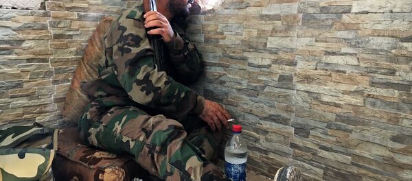 Soldado do Exército sírio fica na posição durante contra-ofensiva no sudoeste de Aleppo, Síria, 12 de agosto de 2016 - Sputnik Brasil