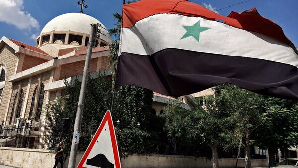 Bandeira nacional síria perto de uma igreja ortodoxa no bairro cristão da cidade de Aleppo, Síria, 12 de agosto de 2016 - Sputnik Brasil
