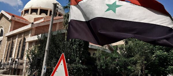 Bandeira nacional síria perto de uma igreja ortodoxa no bairro cristão da cidade de Aleppo, Síria, 12 de agosto de 2016 - Sputnik Brasil