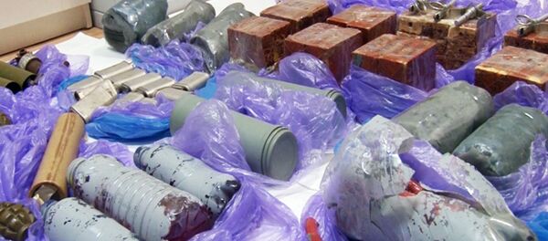 Barras de dinamite, artefatos explosivos artesanais e granadas encontados durante a detenção de agentes ucranianos que planejavam organizar atentados na Crimeia (Imagem de vídeo do FSB russo) - Sputnik Brasil