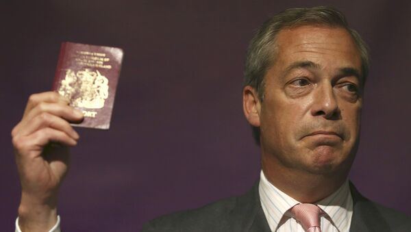 Leader of the United Kingdom Independence Party (UKIP) Nigel Farage holds his passport as he speaks at pro Brexit event in London, Britain June 3, 2016. - Sputnik Brasil