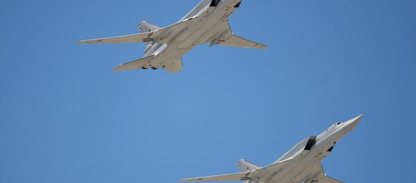 Bombardeiros de longo alcance Tu-22M3 durante o ensaio da parada militar em homenagem ao 70 aniversário da Vitória na Grande Guerra pela Pátria, Moscou, Rússia, maio de 2016 - Sputnik Brasil