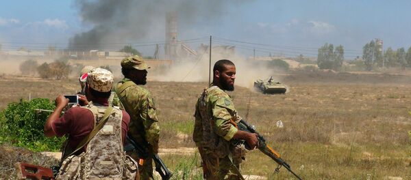 Forças líbias leais ao governo apoiado pela ONU se preparam para tomar prédios universitários durante uma batalha contra militantes do Daesh em Sirte, Líbia, 10 de agosto, 2016. - Sputnik Brasil