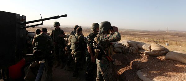 Forças curdas Peshmerga observam aldeia perto da cidade de Mossul no Iraque - Sputnik Brasil