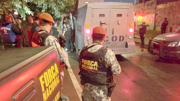 Agentes da Força Nacional em ação na Vila do João, no Complexo da Maré - Sputnik Brasil