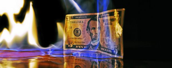 Nota de cinco dólares em chamas - Sputnik Brasil