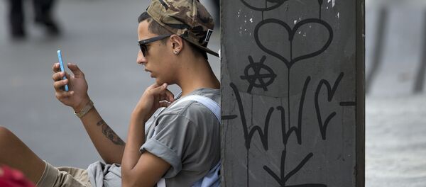 Jovem usando celular - Sputnik Brasil