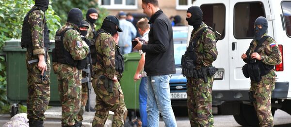 Autoridades de segurança acabam de deter três supostos membros dos grupos de bandidos caucasianos em um dos edifícios residenciais no norte de São Petersburgo - Sputnik Brasil