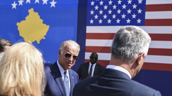 Vice-presidente norte-americano Joe Biden chega para a cerimônia em homenagem do seu filho falecido Joseph R 'Beau' Biden, III, perto de vila de Sojevo, Kosovo, 17 de agosto de 2016 - Sputnik Brasil