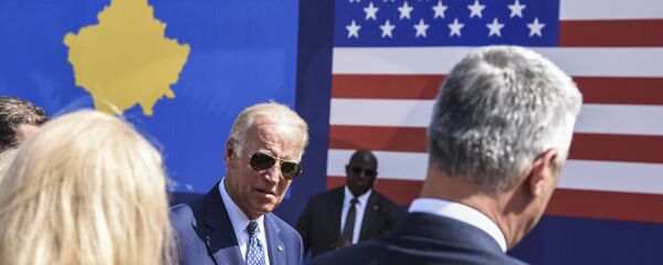 Vice-presidente norte-americano Joe Biden chega para a cerimônia em homenagem do seu filho falecido Joseph R 'Beau' Biden, III, perto de vila de Sojevo, Kosovo, 17 de agosto de 2016 - Sputnik Brasil