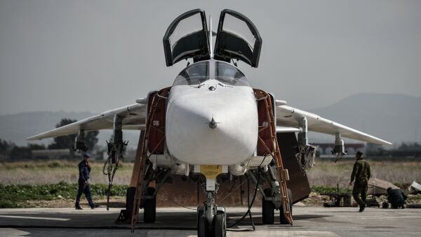 Su-24 russo na base aérea de Hmeymim (foto de arquivo) - Sputnik Brasil