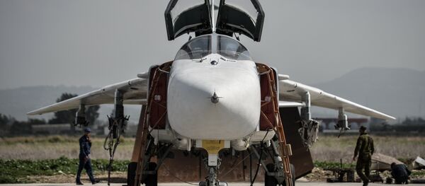 Su-24 russo na base aérea de Hmeymim (foto de arquivo) - Sputnik Brasil