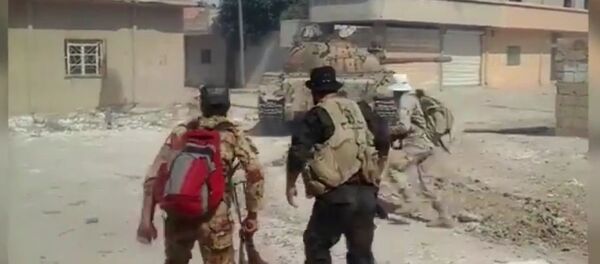 Soldados sírios usam um veículo militar para ir a uma posição segura para combater os terroristas em Al-Hasakah - Sputnik Brasil