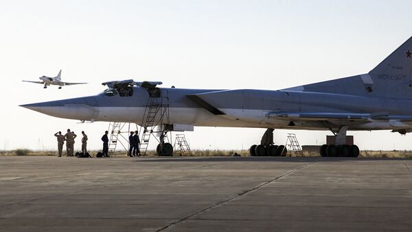 Bombardeiro russo Tu-22M3 na base aérea de Hamadã, Irã, 15 de agosto de 2016 - Sputnik Brasil