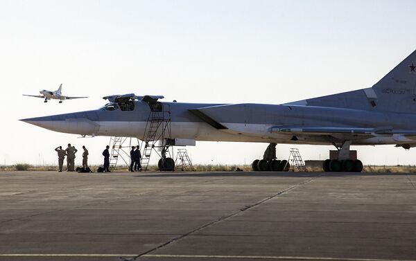 Bombardeiro russo Tu-22M3 na base aérea de Hamadã, Irã, 15 de agosto de 2016 - Sputnik Brasil