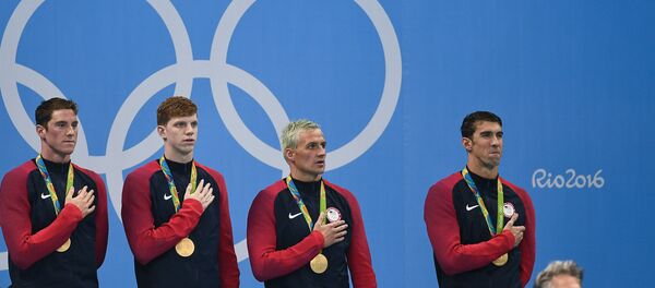 Da esquerda para a direita: Conor Dwyer, Townly Haas, Ryan Lochte e Michael Phelps, nadadores americanos que conquistaram ouro olímpico na Rio 2016, no quarto dia das competições de estafeta 4x200 - Sputnik Brasil