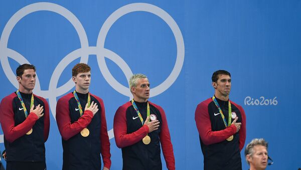 Da esquerda para a direita: Conor Dwyer, Townly Haas, Ryan Lochte e Michael Phelps, nadadores americanos que conquistaram ouro olímpico na Rio 2016, no quarto dia das competições de estafeta 4x200 - Sputnik Brasil