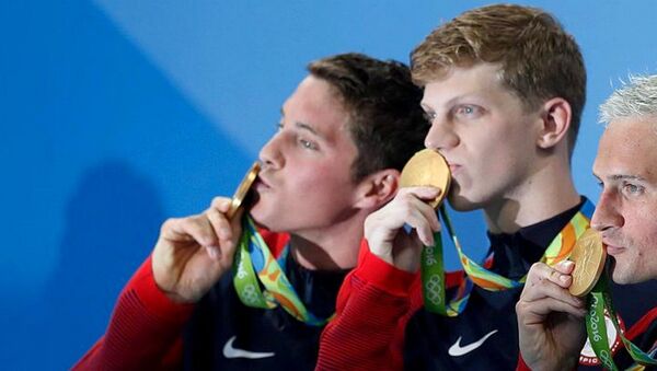 O nadador americano Ryan Lochte (3º esq_dir) pede desculpas por relato de falso assalto na Olimpíada do Rio - Sputnik Brasil